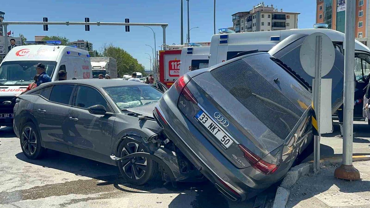 Elazığ'da otomobiller çarpıştı: 5 yaralı