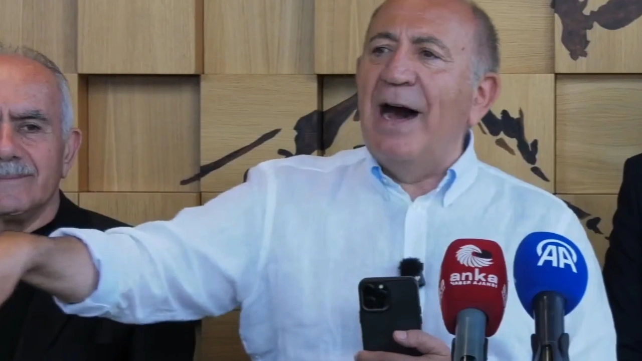 Katılım törenine paralı figüran haberi ayar bozdu! Gürsel Tekin haberi yapanlara hakaret dinletti