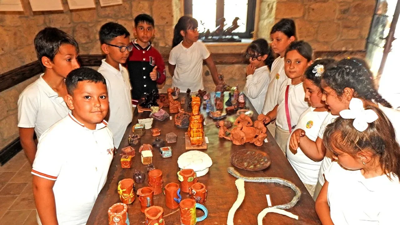 MİNİKLER ATIKLARI SANAT ESERİNE DÖNÜŞTÜRDÜ