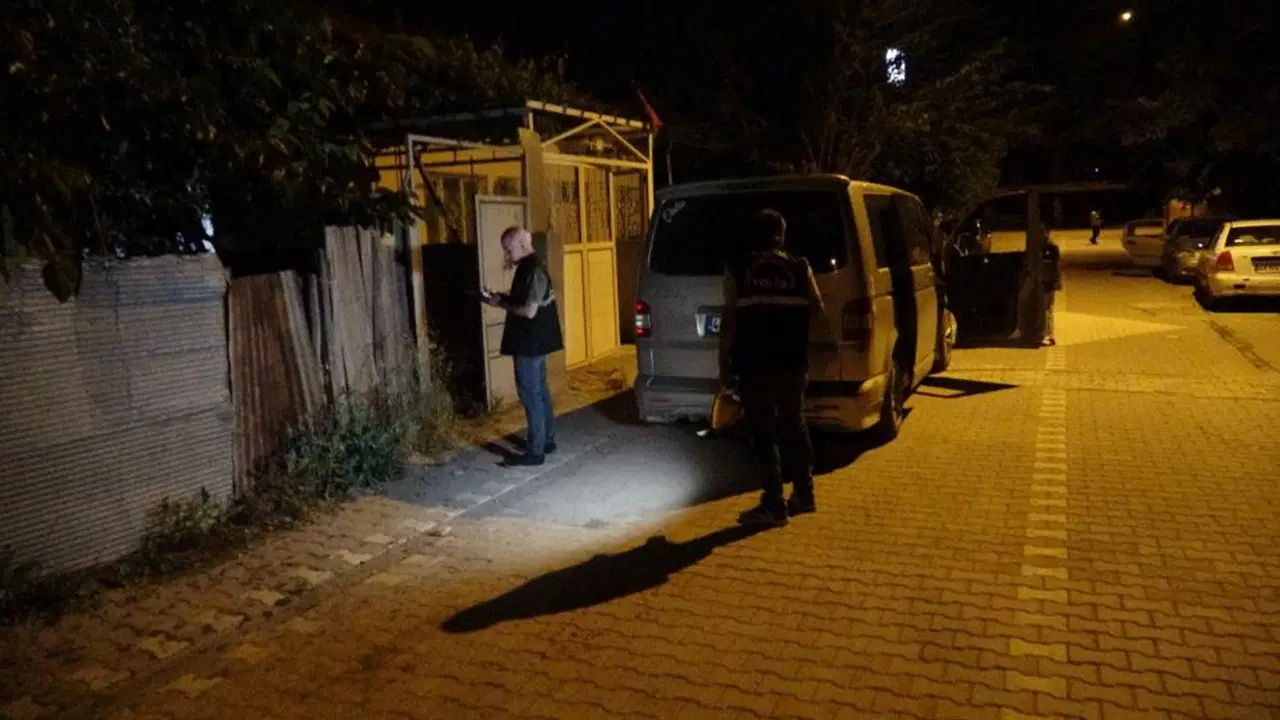 İki oğluyla ev 'basmaya' giden erkek bıçaklandı