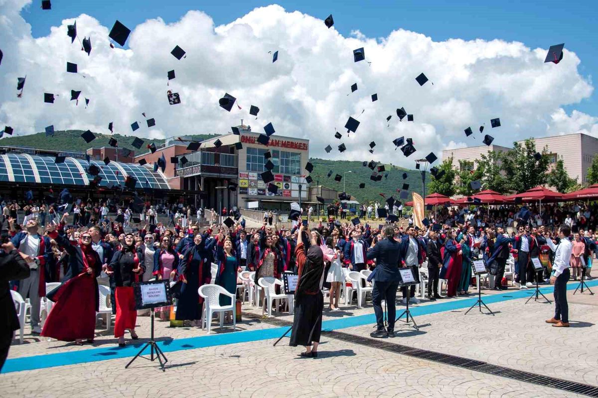 OMÜ Ziraat Fakültesi'nde mezuniyet coşkusu: 210 genç mühendis kep fırlattı