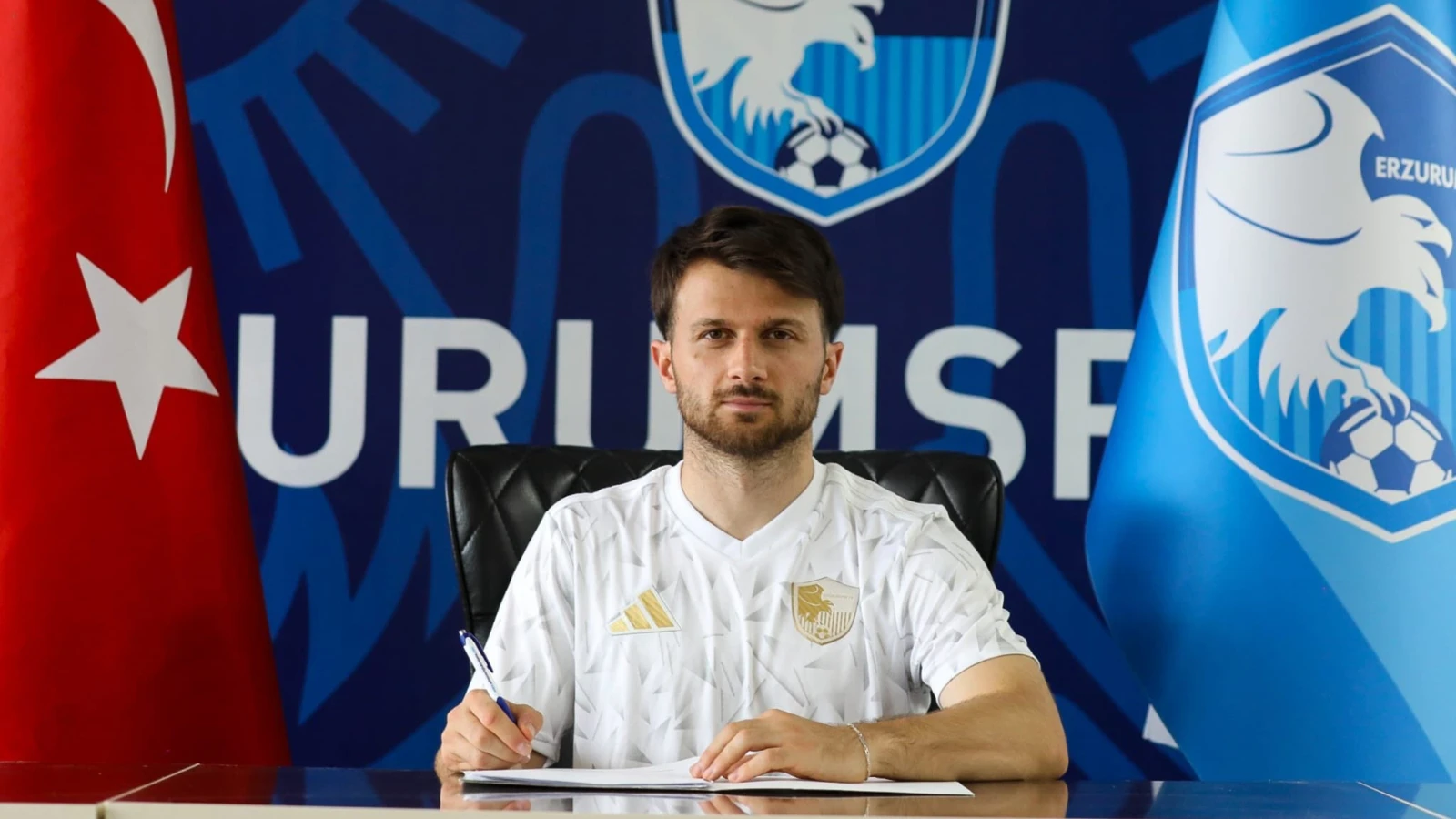 Erzurumspor FK, Murat Cem Akpınar'ın sözleşmesini uzattı