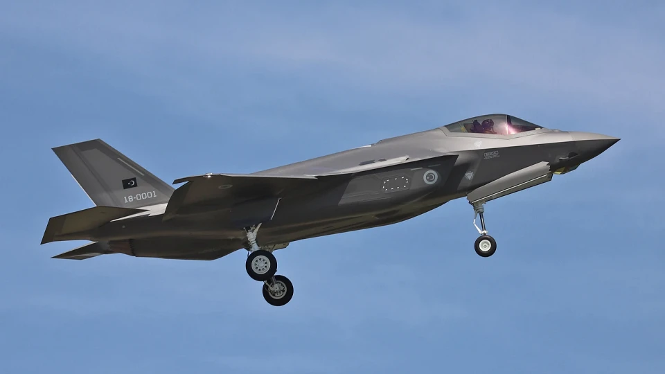 Hangardaki F-35'ler Türkiye'ye Geliyor mu? Trump'tan Türkiye'ye F-35 ve KAAN'ın motoru sinyali