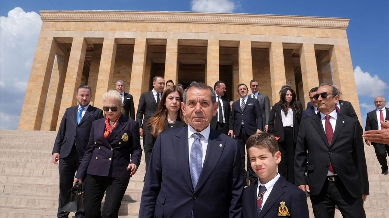 Galatasaray Başkanı Dursun Özbek, kurullarıyla birlikte Anıtkabir’i ziyaret etti