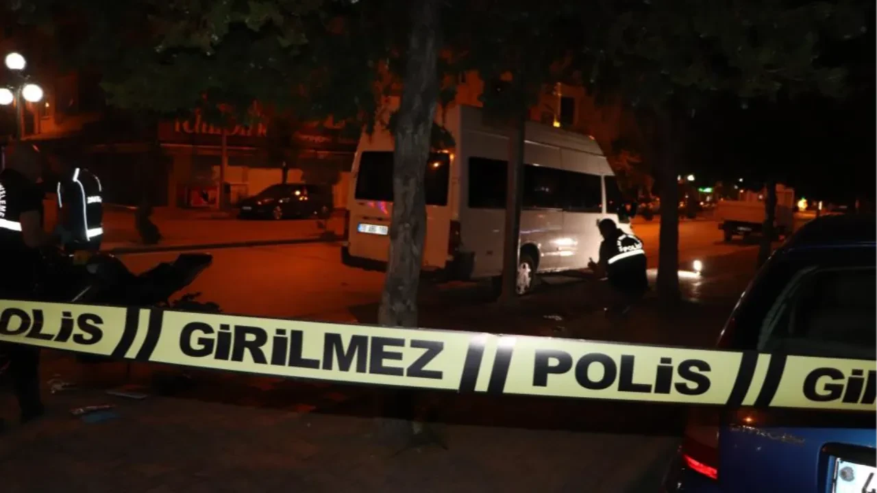 Kontrolden çıkan motosiklet park halindeki araca çarptı: 2 kişi hayatını kaybetti