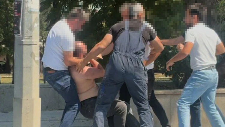 Düzce'de AVM önündeki darp anı kamerada: 4 şüpheli gözaltına alındı