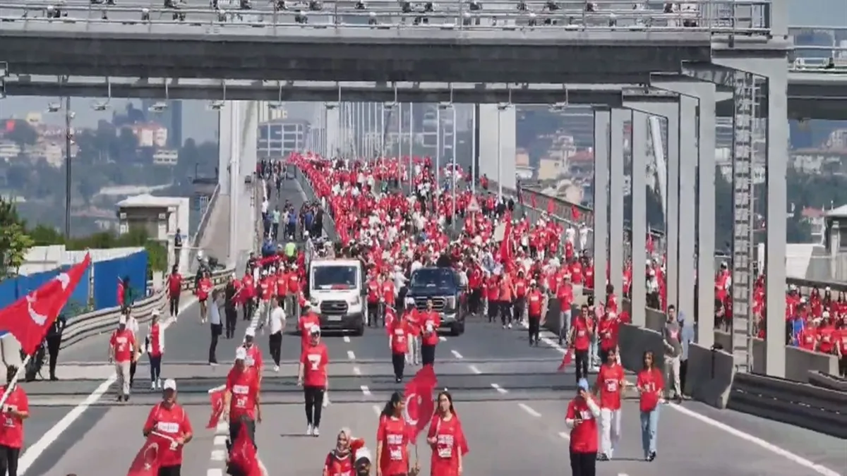 15 Temmuz Şehitler Köprüsü'nde anma yürüyüşü! Türk bayrakları dalgalandı
