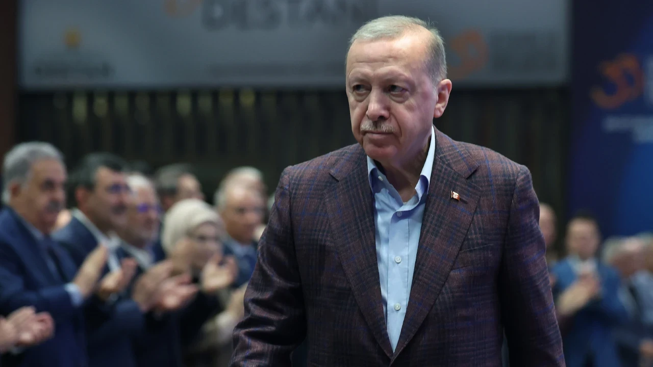 AK Parti'den Çeyrek Asır Videosuyla Yeni Şarkı: 'Efsane Büyük Başkan'