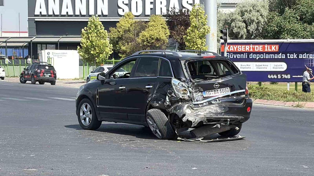 Yolcu minibüsü ile otomobil çarpıştı: 8 yaralı