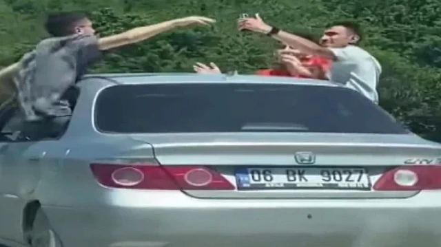 Bartın'da giden aracın camından sarkanlar kamerada: Cezasız kalmadılar