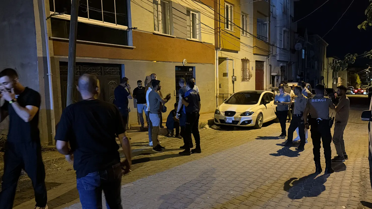 Eskişehir'de aileler arasında çıkan kavgada 1'i polis 11 kişi yaralandı
