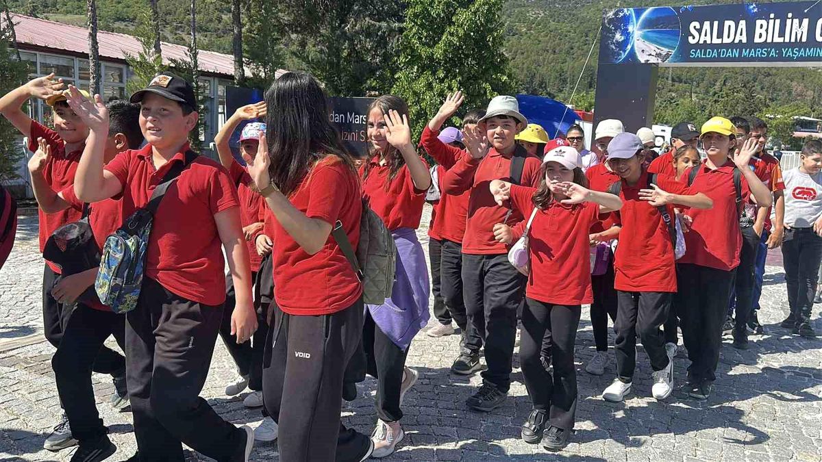 Salda Gölü kıyısında bilim şöleni: Öğrenciler ve bilim insanları bir araya geldi