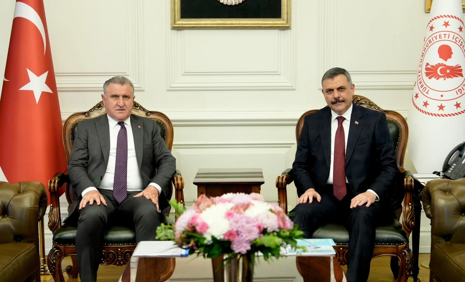 İçişleri Bakanı Çiftçi, Gençlik ve Spor Bakanı Bak ile görüştü