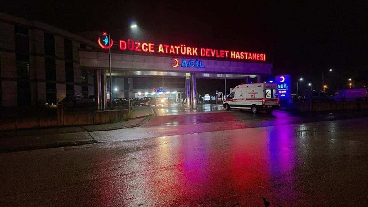 Düzce'de tarım aracı devrildi: 3 yaralı