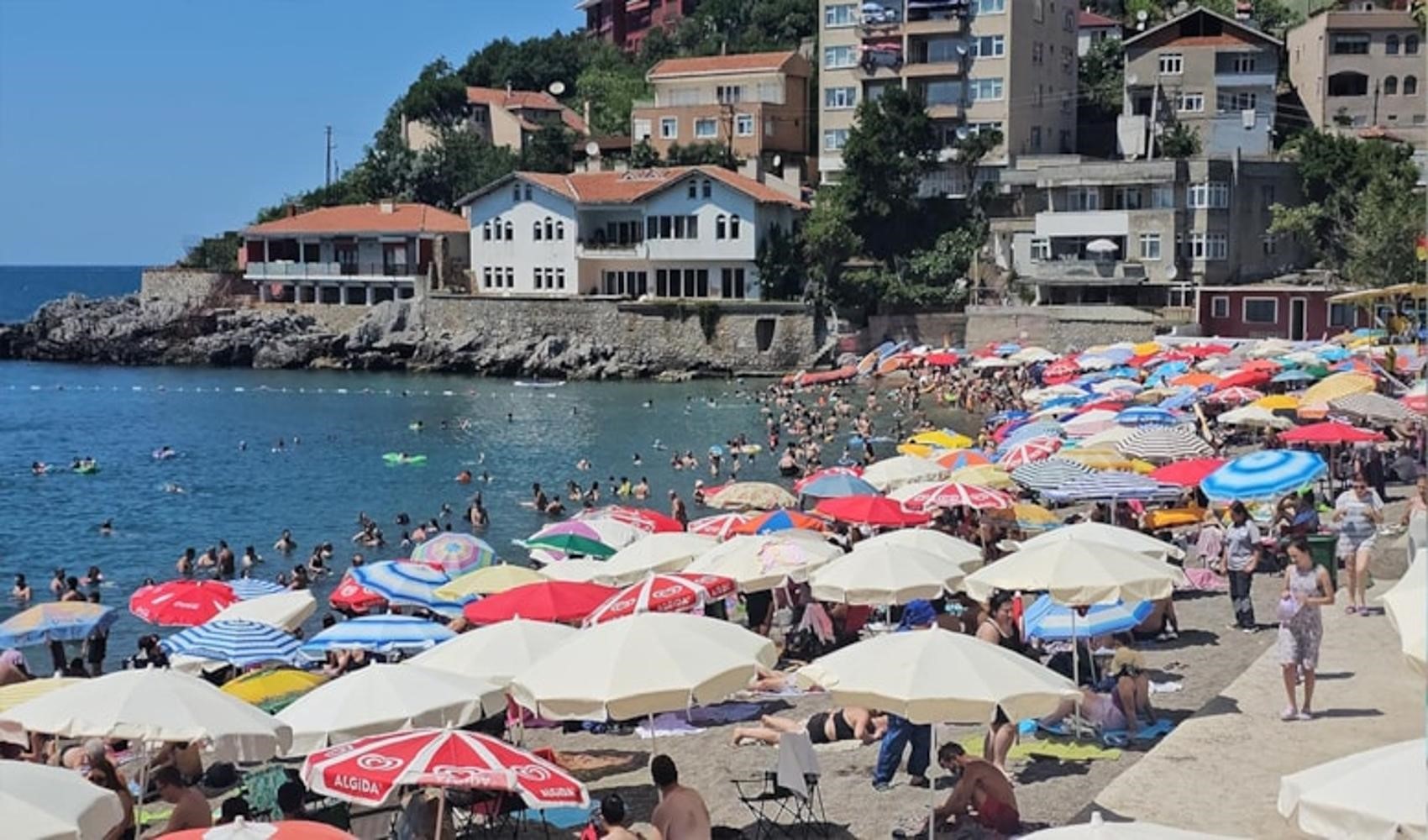 Plaj doldu taştı: 3 bini aşkın kişi denize koştu