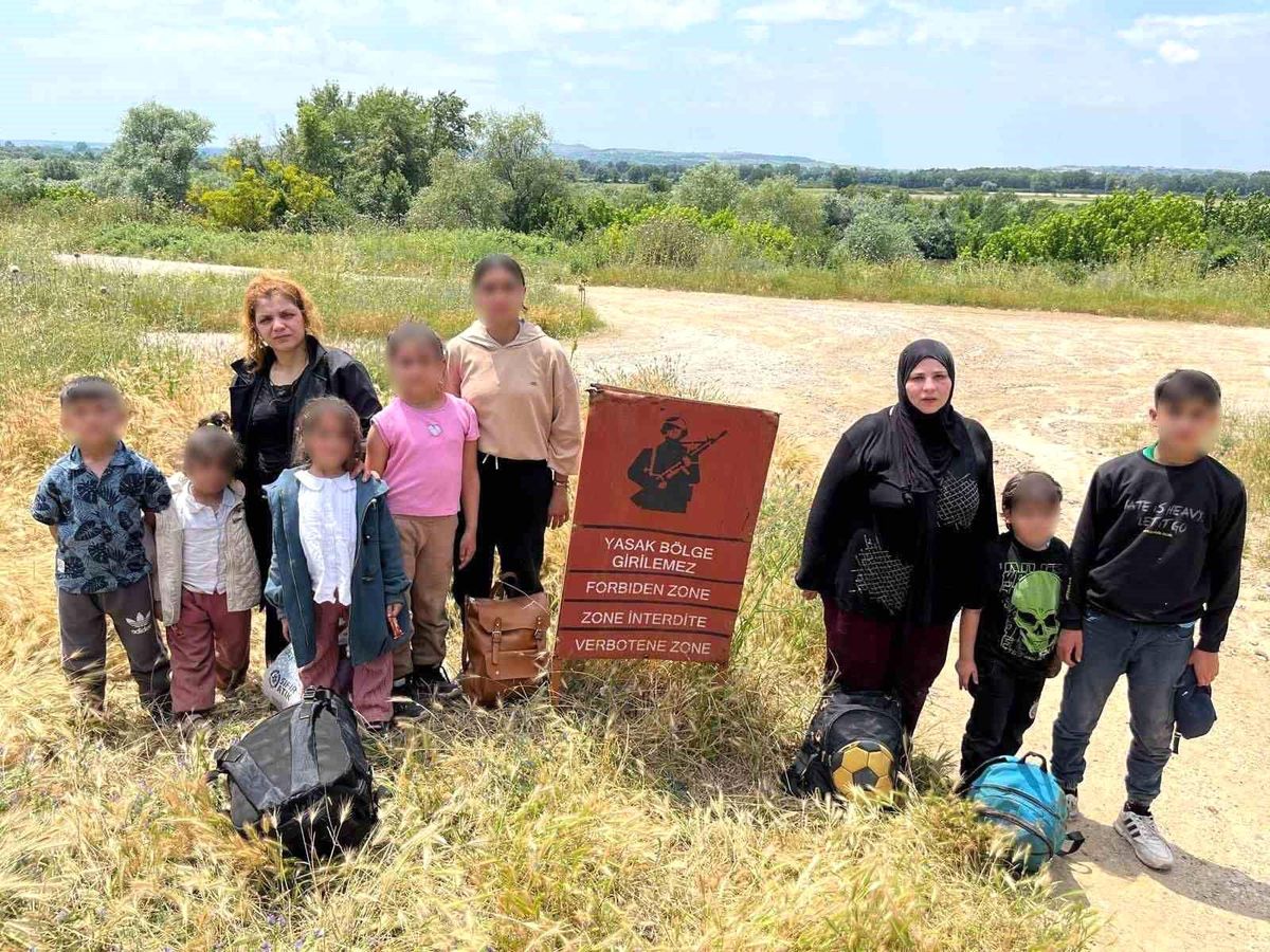 Yurt dışına kaçmak isteyen 32 düzensiz göçmen sınır hattında yakalandı