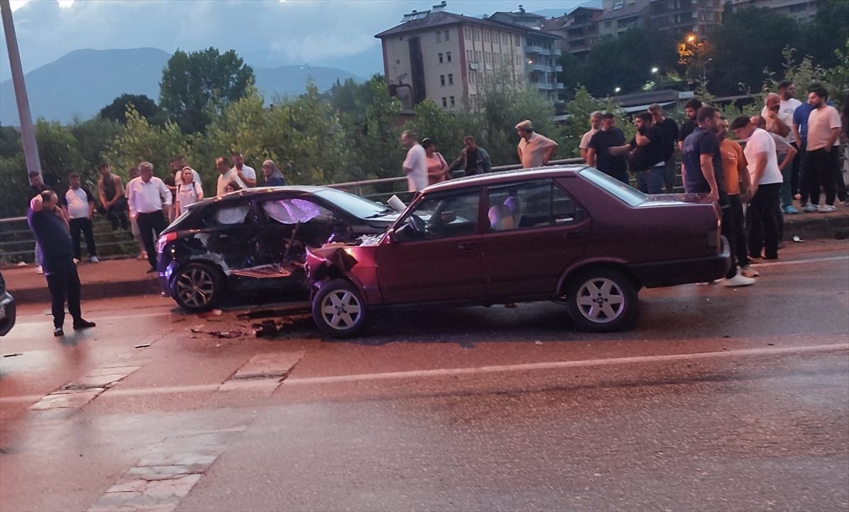 Karabük'te iki otomobilin çarpıştığı kazada 4 kişi yaralandı