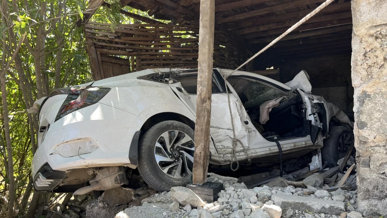Muğla'da feci kaza: Otomobil bağ evine daldı! Ölü ve yaralı var