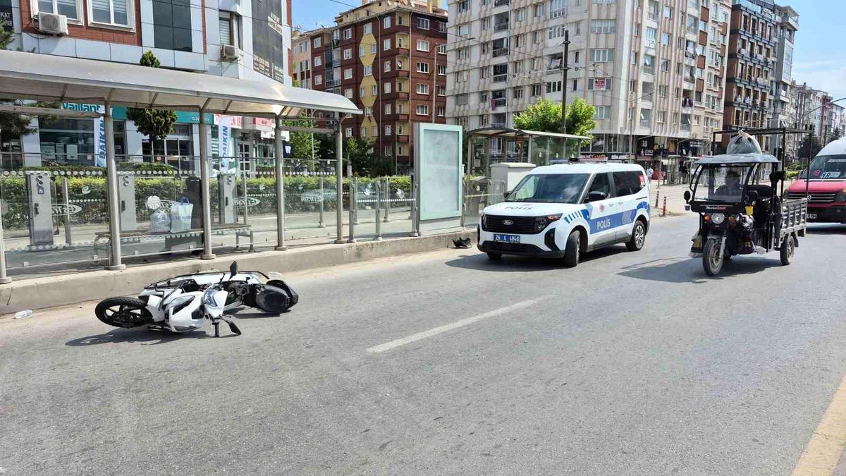 Kırmızı ışık ihlali yapan motosiklet yayaya çarptı: 2 yaralı
