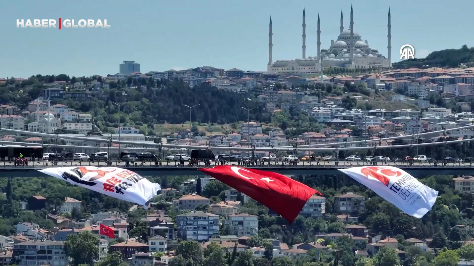 İstanbul Boğazı'ndaki köprülere 15 Temmuz dolayısıyla Türk bayrağı asıldı