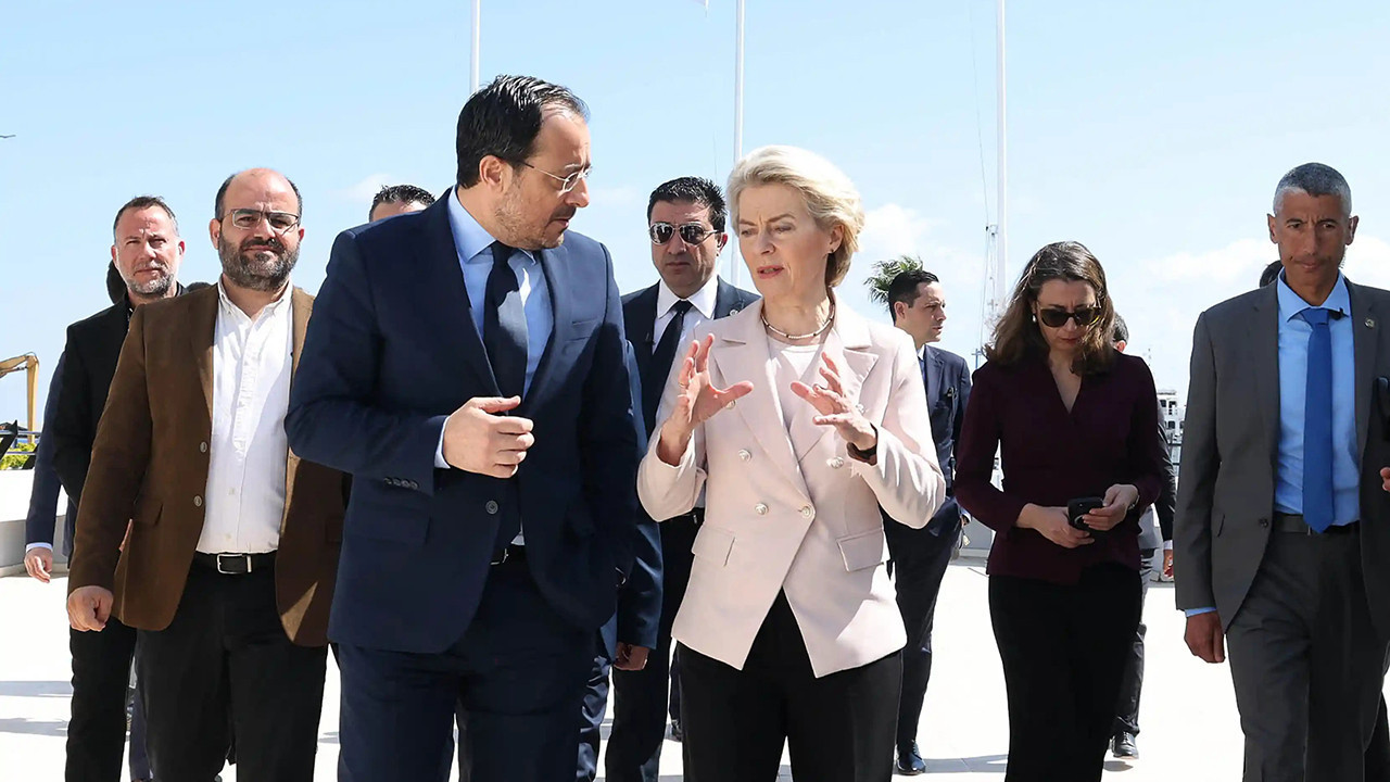 Rum basınından Hristodulidis’e: Barış yerine Brüksel’i seçiyor