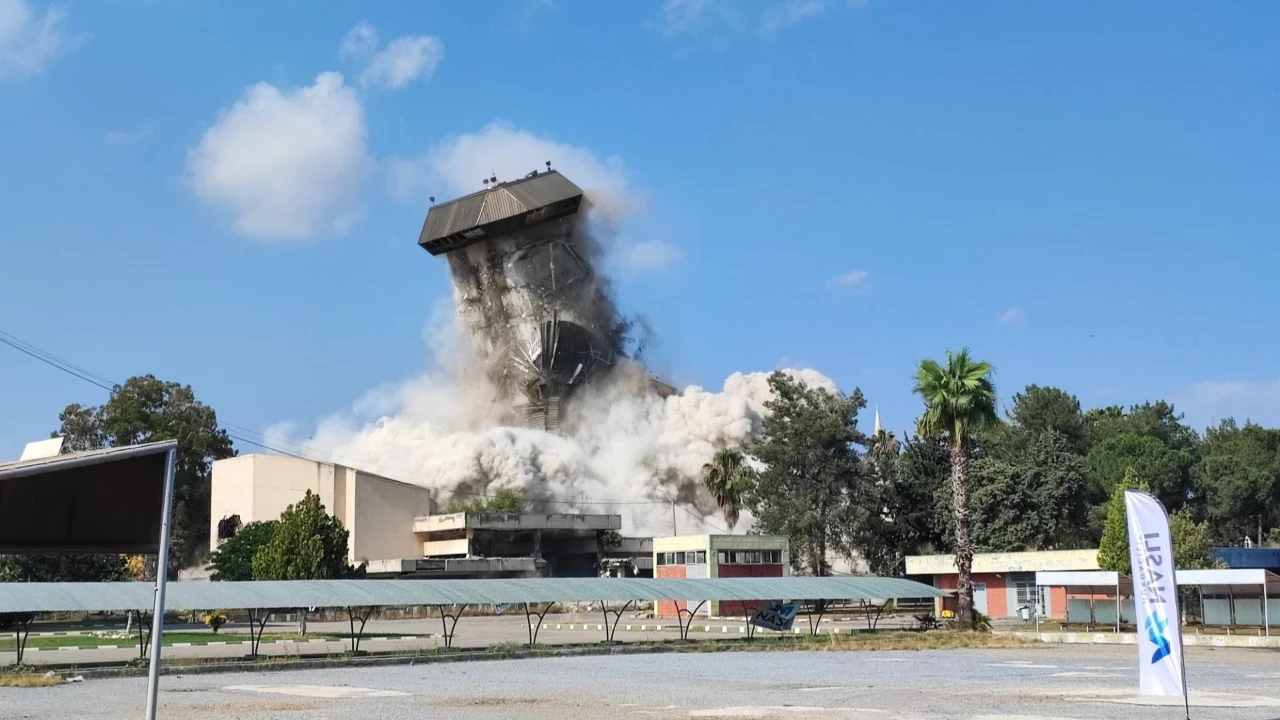 Adana'da depremde hasar gören 16 katlı bina dinamit ile yıkıldı: 500 kilogram dinamit kullanıldı