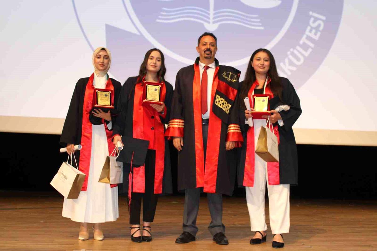 ERÜ'de 208 genç avukat mezun oldu