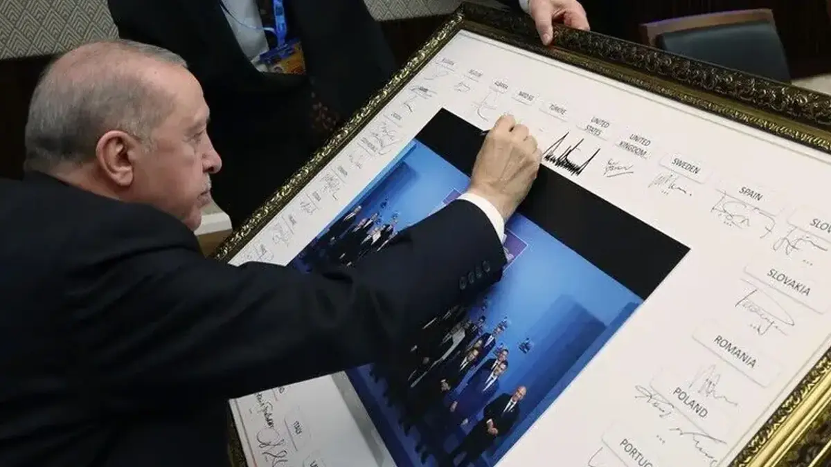 Zirvenin simge karesi! NATO liderleri imzaladı, son kalem Erdoğan'dan