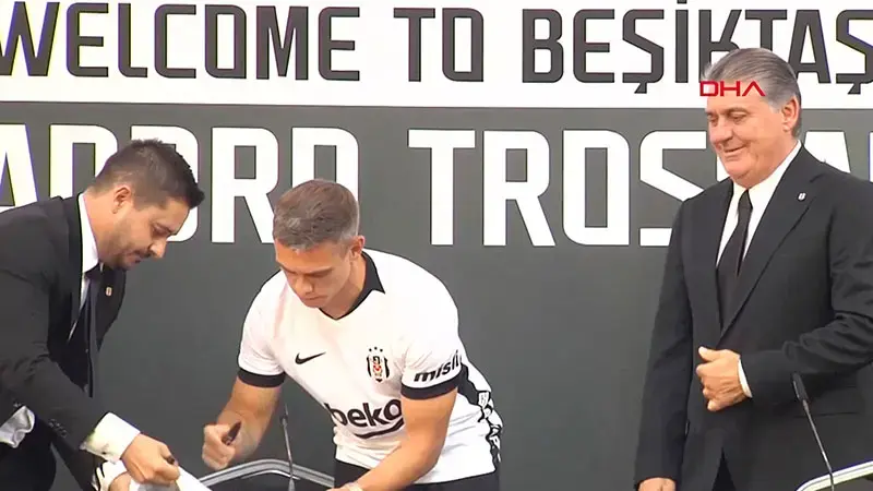 Leandro Trossard, 20 bin taraftarın önünde Beşiktaş'a imzayı attı