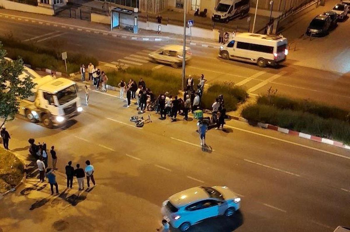 Bilecik'te motosiklet ile elektrikli bisikletin çarpışması sonucu 1'i ağır 3 kişi yaralandı
