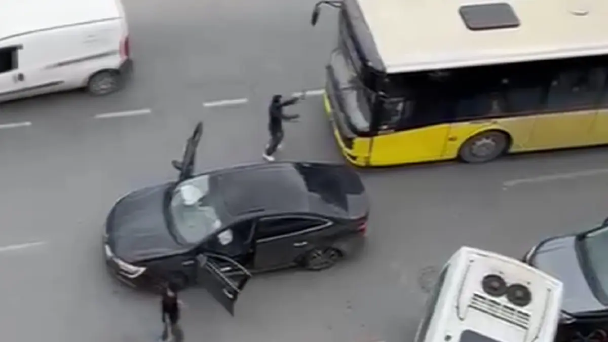 İstanbul'un göbeğinde sollama faciası! 3 araç birbirine girdi: Sürücü sinir krizi geçirdi
