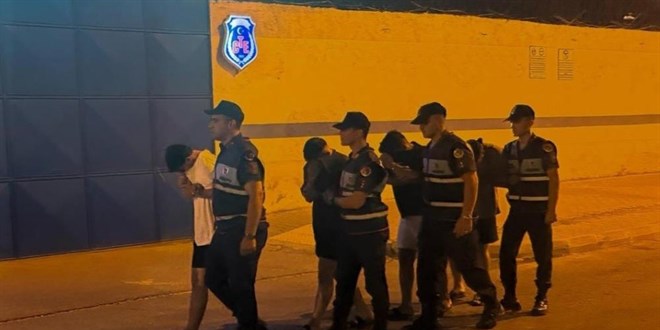 Kimlik göstermek yerine polise karşı gelen 4 şüpheli tutuklandı