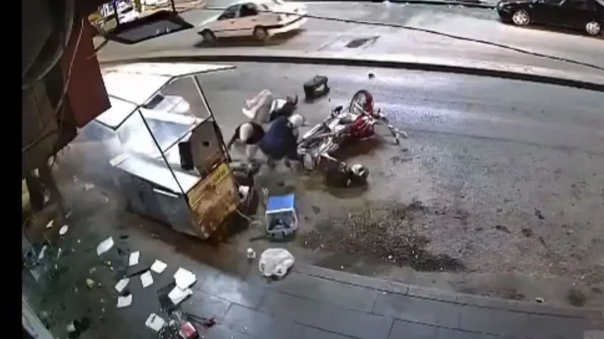 Ters yöne girdi, kokoreç tezgâhına daldı! 5 yaralı