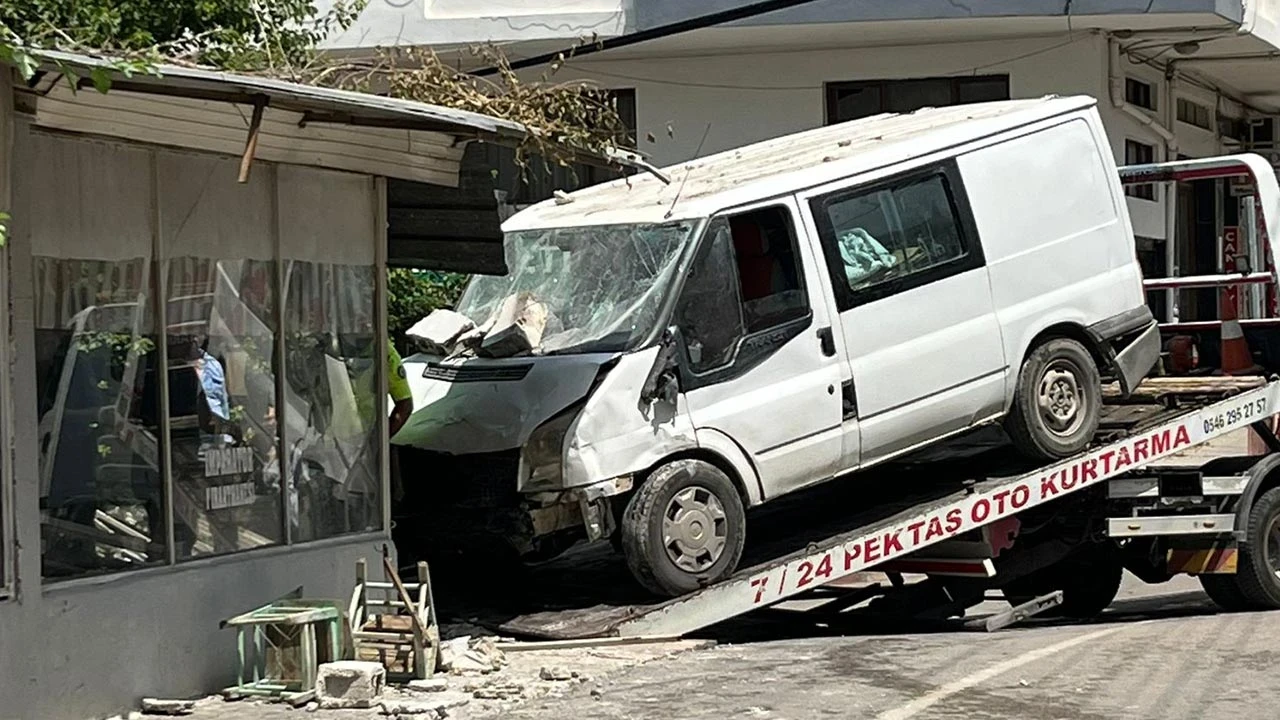 Ölüm Kıraathanede Yakaladı: Kontrolü Kaybeden Minibüs Oturanların Arasına Daldı