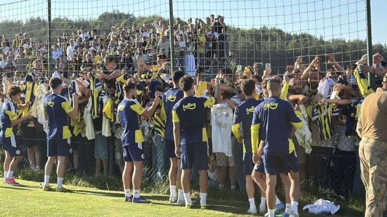 Fenerbahçe'nin antrenmanına taraftardan büyük ilgi