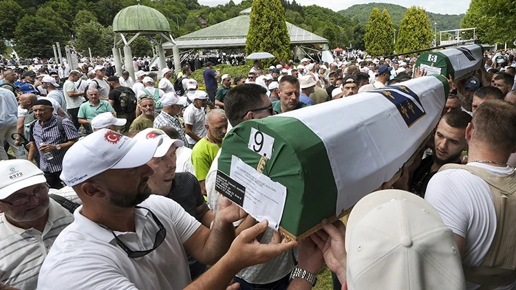 Soykırımın acısı dinmiyor: Srebrenitsa'da 10 kurban daha defnedildi
