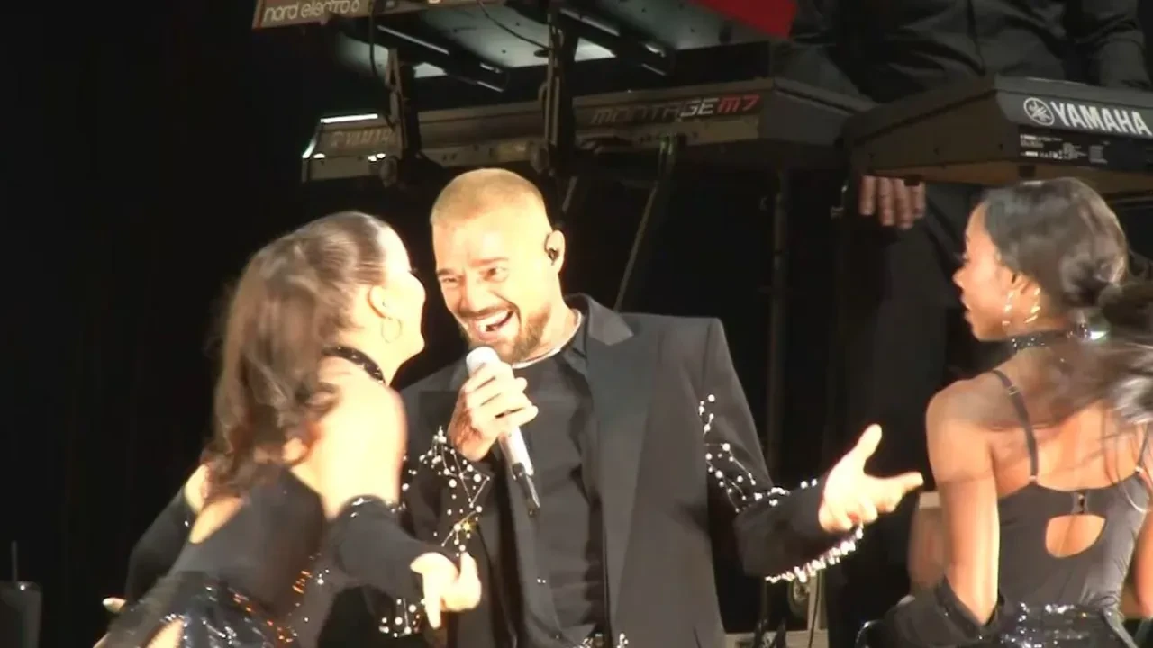 15 yıllık hasret bitti: Ricky Martin sahnede! Edis'in çocukluk hayali gerçek oldu