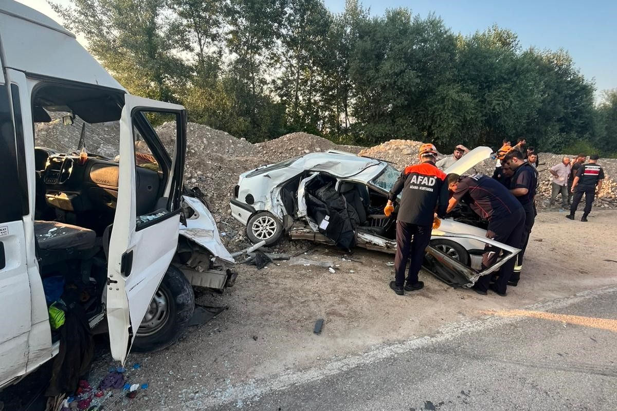 Amasya'da otomobil ile minibüs çarpıştı: 1 ölü, 3 yaralı
