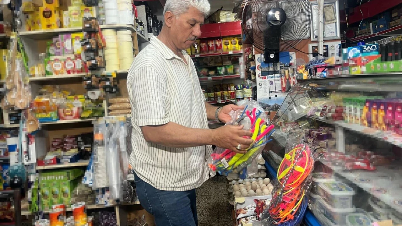 Bu bakkala giren 90'lı yıllara dönüyor