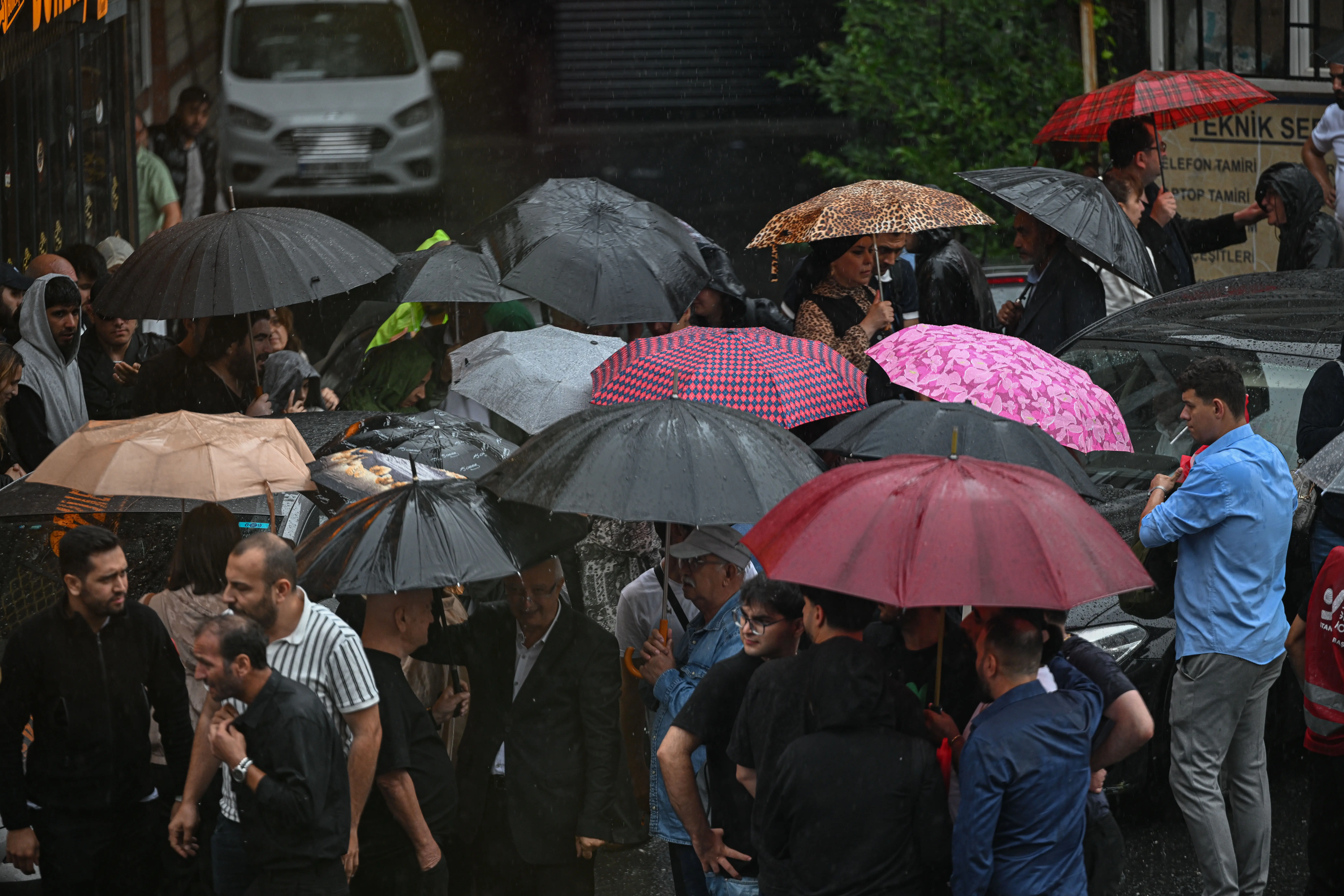 Yüksek sıcaklıklara sağanak arası: Meteoroloji o bölgeleri uyardı