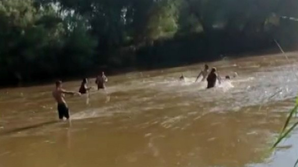 Yok böyle acı! İki çocuk akıntıya kapıldı!