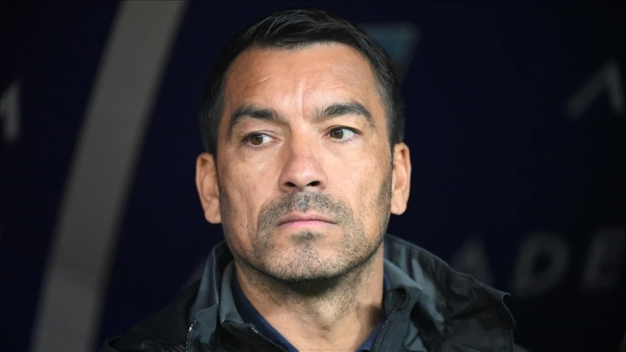 Liverpool'da Van Bronckhorst’un da bileti kesildi