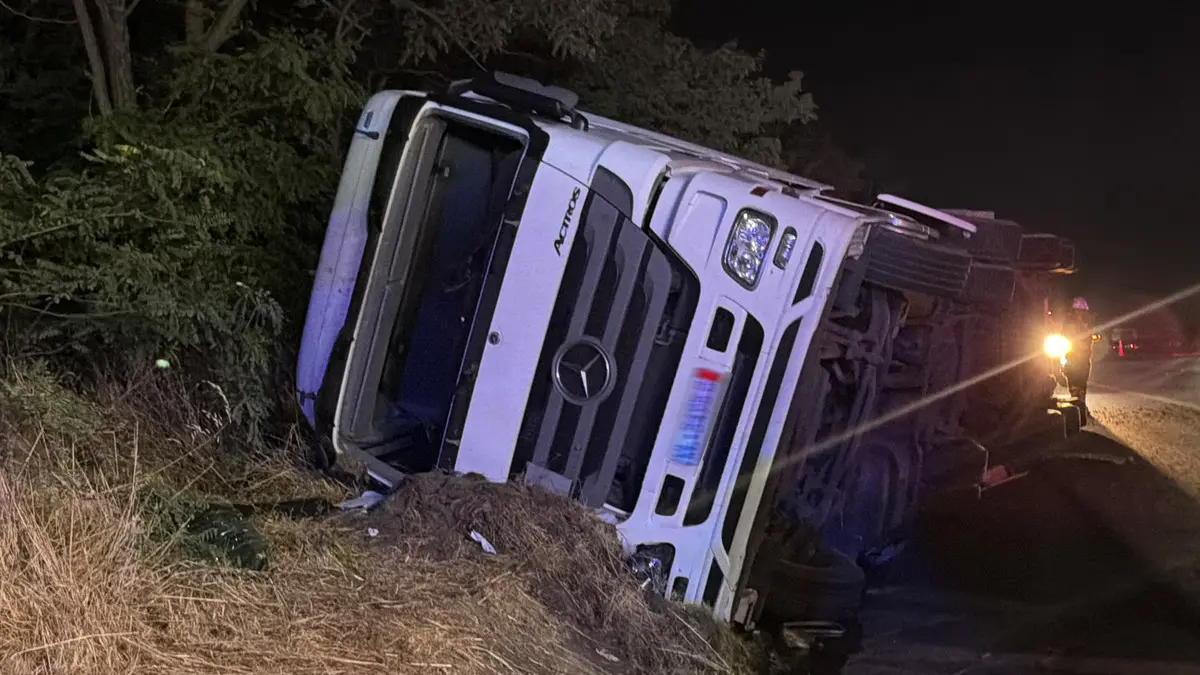 Tekirdağ'da devrilen tırın sürücüsü yaşamını yitirdi