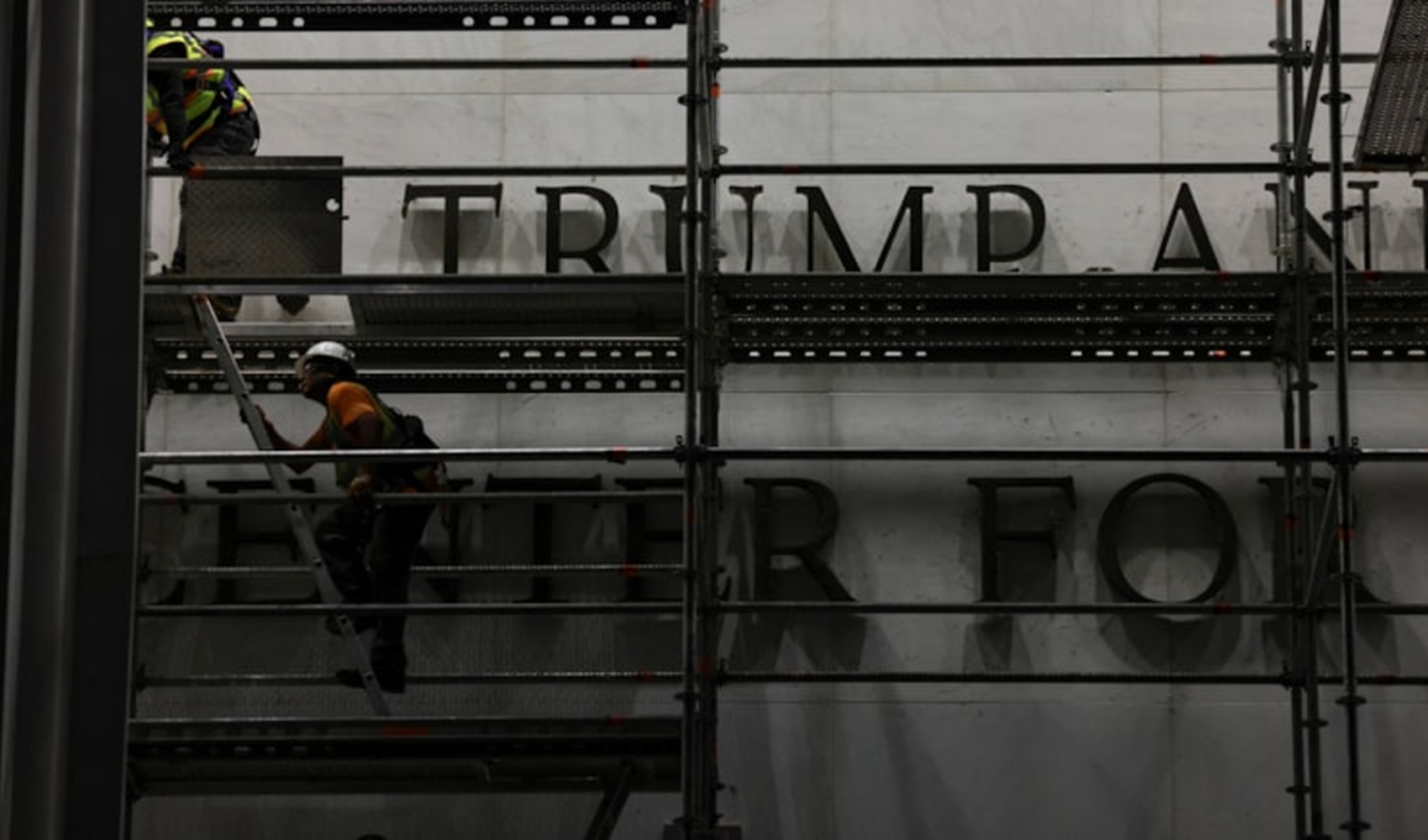 Trump'ın adı gece yarısı sessizce kaldırıldı