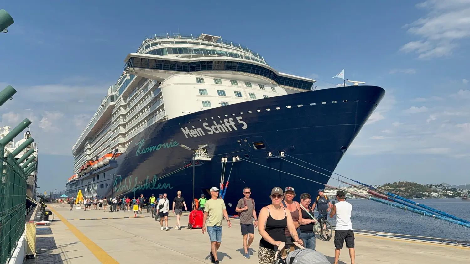 Bodrum'a kruvaziyerle turist akını: bin 583 yolcu limana ayak bastı