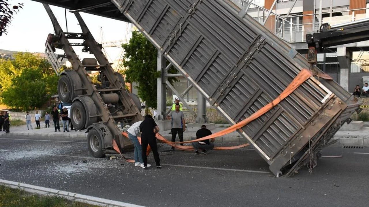 Yozgat’ta tırın dorsesi üst geçide takıldı