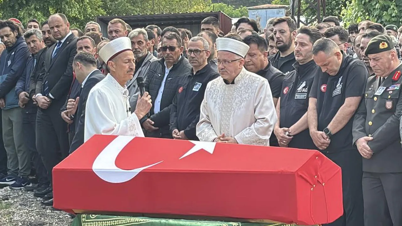 En acı veda! Cenaze namazını acılı baba kıldırdı, eşinin sözleri yürekleri dağladı