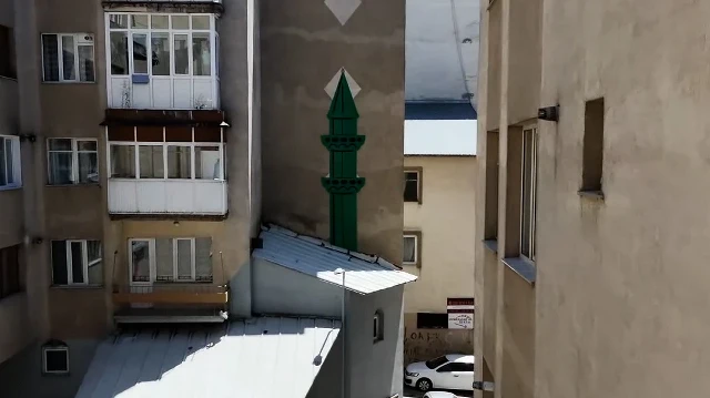 Erzurum'da bir camide minareye yer bulamayınca duvara tasarladılar