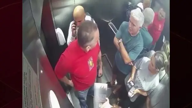Asansörde dehşet anları: Brezilya'da emekli polis 62 yaşındaki komşusuna saldırdı