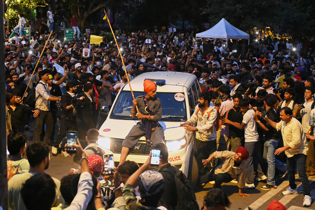 Eğitim bakanı istifa etti, Hamam Böceği Halk Partisi'nin protestoları sona erdi
